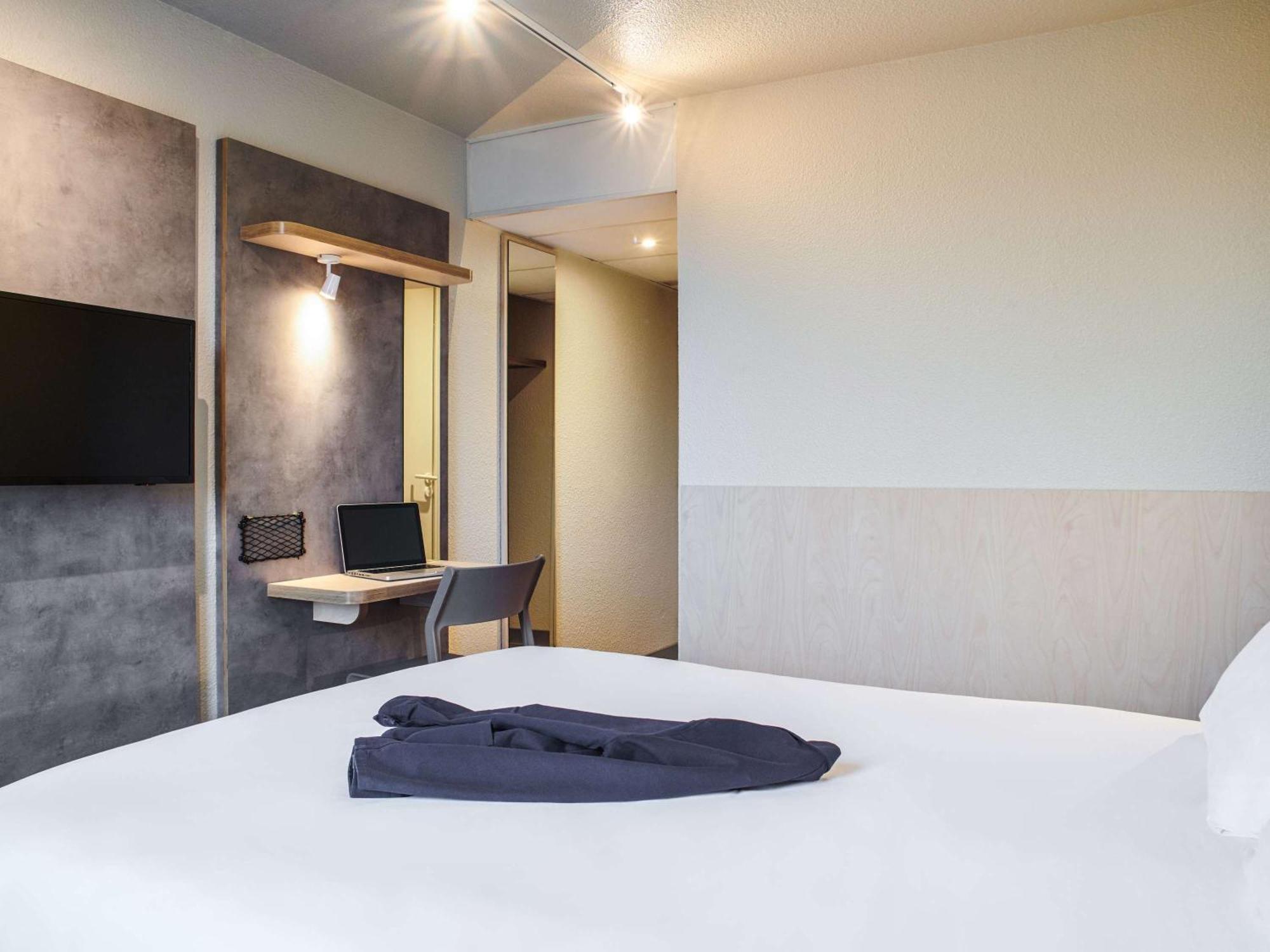 Hotel Ibis Budget Nantes Ouest Atlantis Couëron エクステリア 写真