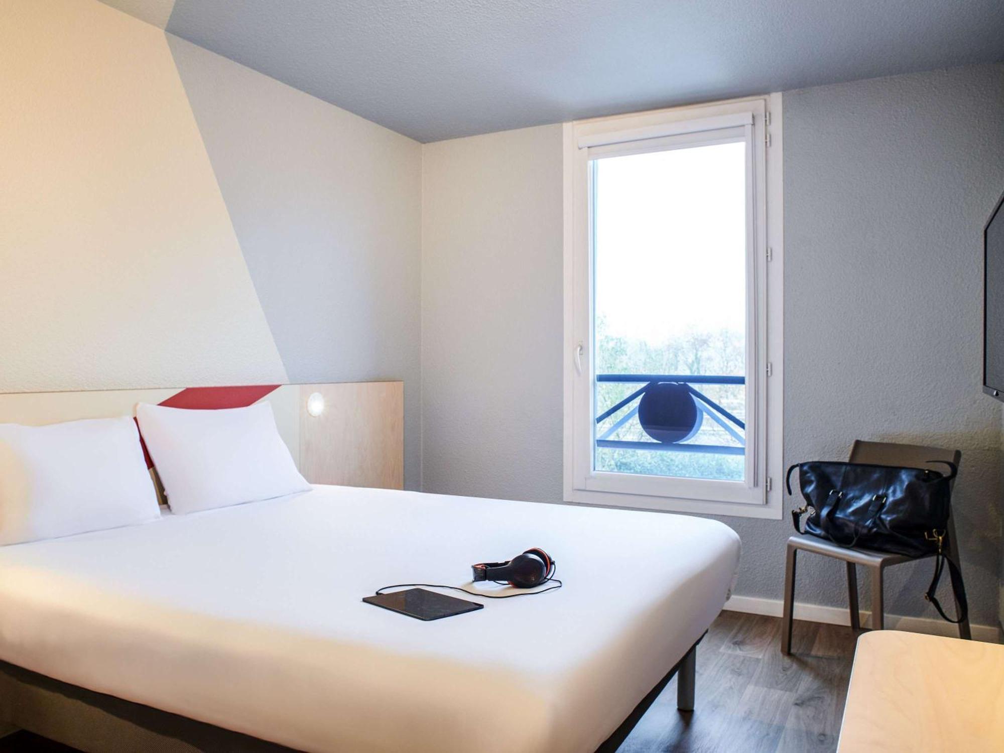 Hotel Ibis Budget Nantes Ouest Atlantis Couëron エクステリア 写真
